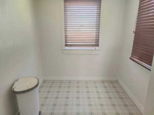 Photo - 360 W 8th S St