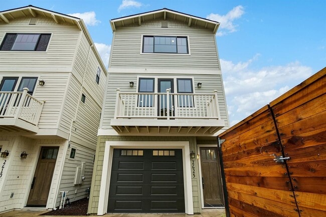 Building Photo - NEWER HOME -4 BED, 3.5 BATHS, 2 CAR GARAGE DOWNTOWN LIVING