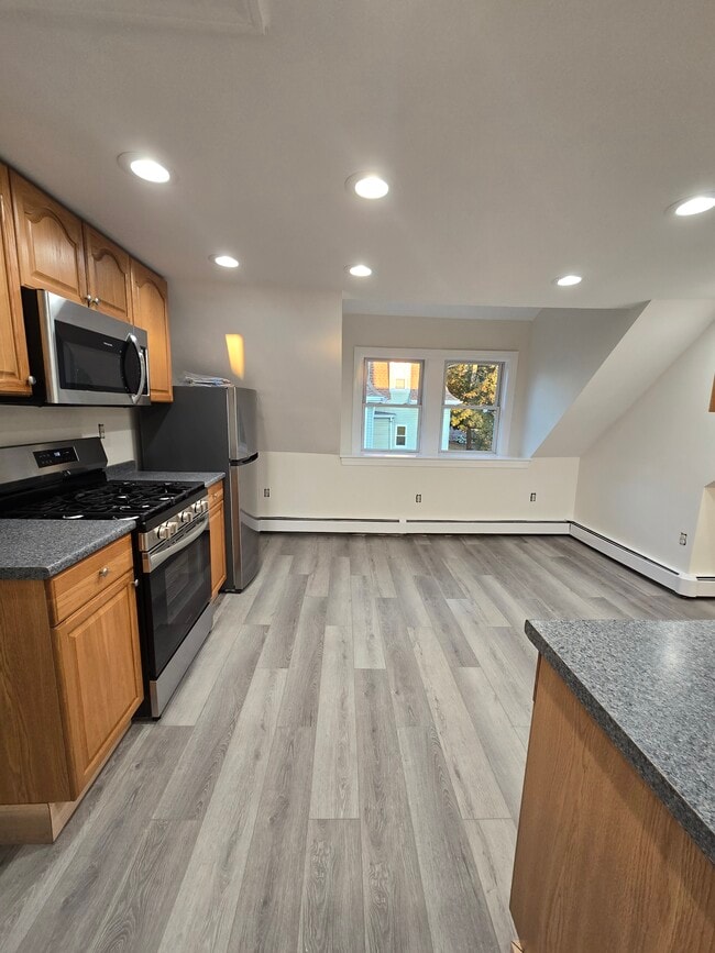 Building Photo - 10 Summer St Unit 3