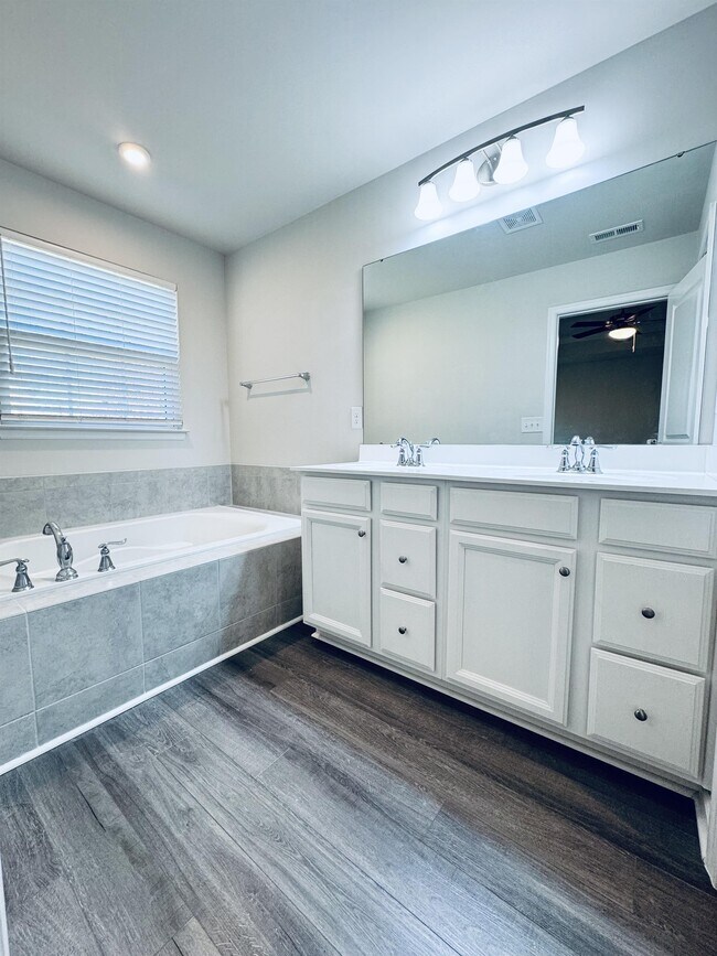 Photo - 449 Cross Country Way