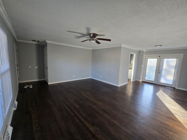 Photo - 3 Bedroom Ranch with large fenced in backyard