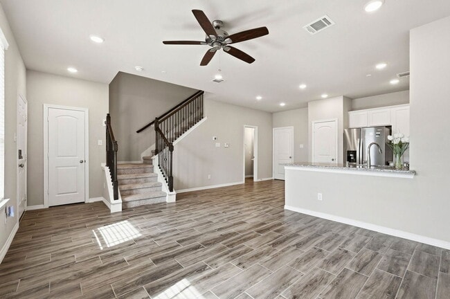 Photo - 8038 Scanlan Trce