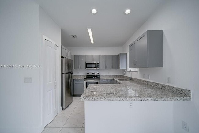 Building Photo - 3 bedroom in Miami FL 33161