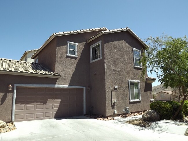 Building Photo - GREAT TOWNHOME LOCATED IN GATED COMMUNITY!!