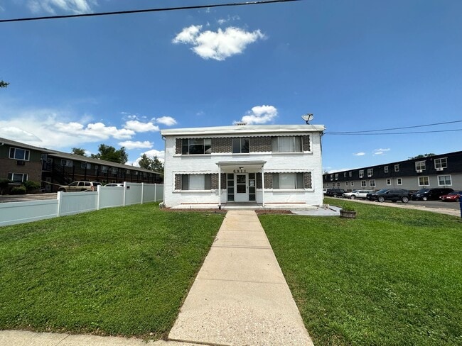 Building Photo - Updated 1 bedroom/1 bath in Edgewater! 1st floor Unit 6