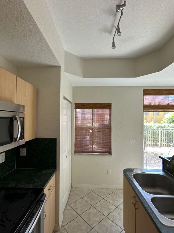 4952 Tradewinds Ter