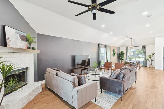 Photo - 215 Nottingham Dr Unidad ID1019588P