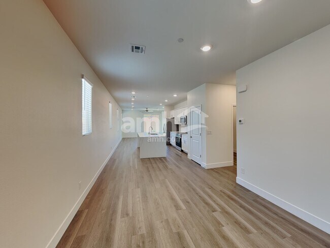 Photo - 870 English Primrose St