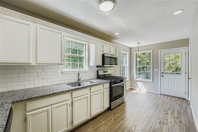 Photo - 1233 Waterton Trail