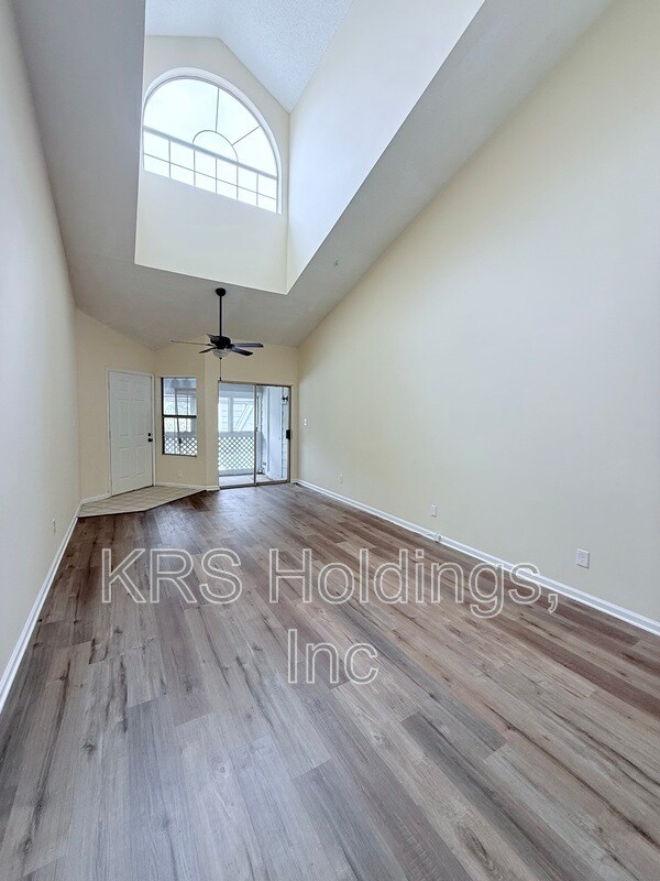 4921 Hollenden Dr Unidad 303