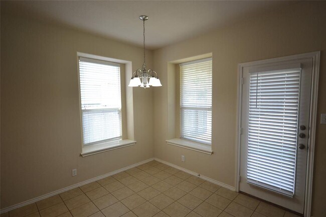 Photo - 409 Riverine Way