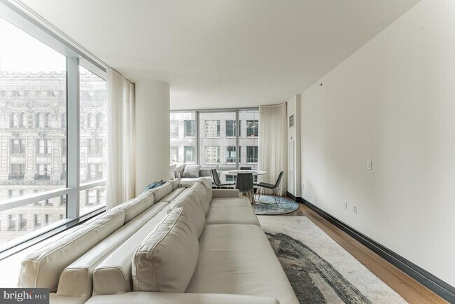 Photo - 1414 S Penn Square Unidad 19H