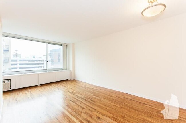 Photo - 4600 N Clarendon Ave