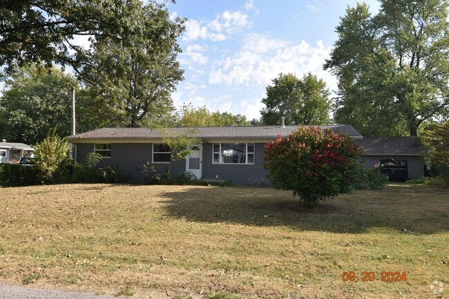 Building Photo - 3 Bedroom 2 Full Bath Home IN Greenfield