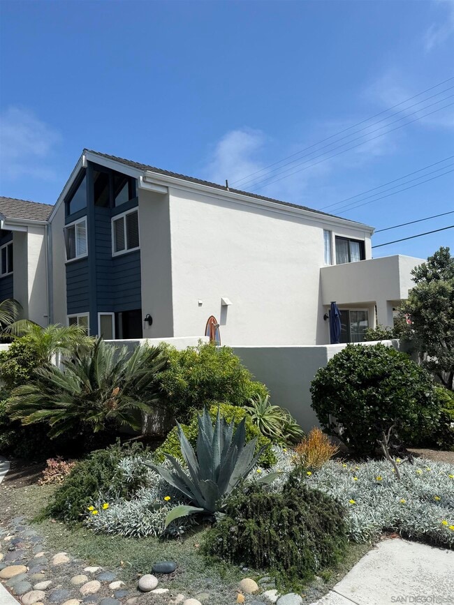 Building Photo - 2305 Camino Del Mar Rental