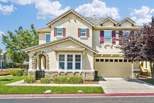 Building Photo - ADORABLE 4 BED/2.5 BATH TOWNHOME WITH CORNER LOT AND LARGE FENCED REAR YARD WITH PATIO