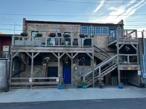 Exterior Rear View of Building with Private Patio to the Right - 1216 Turner St Unidad Apt. B