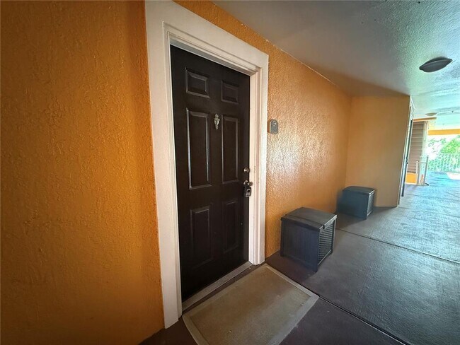 Photo - 5451 Vineland Rd Unidad 207