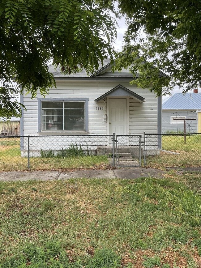 Building Photo - Adorable 2 bed 1 bath home