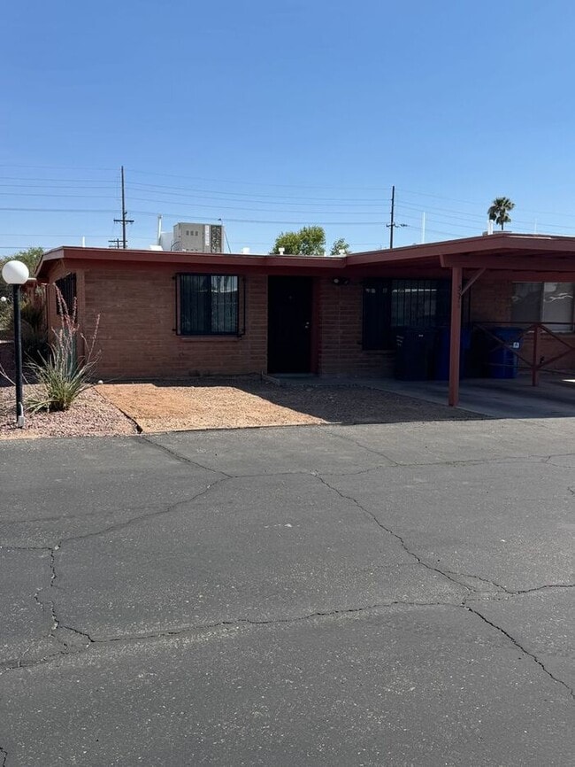 Building Photo - Charming 3 bedroom 2.bath with yard Rental