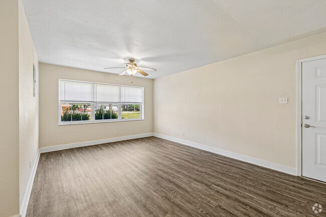 1BR, 1BA - 637SF - Living Room