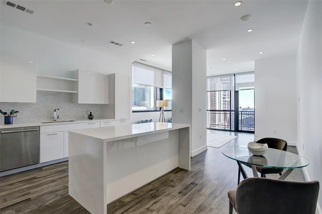Building Photo - 1211 Caroline St Unit 1001 Rental