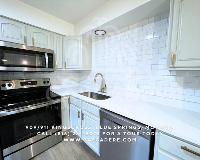 Photo - 911 SW Kingscross Rd