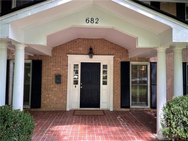 Photo - 682 E Morningside Dr NE