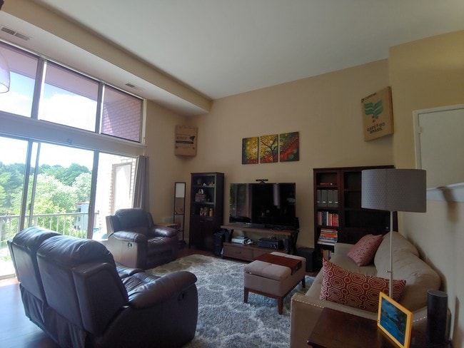 Building Photo - 5578 Burnside Dr Unit 8