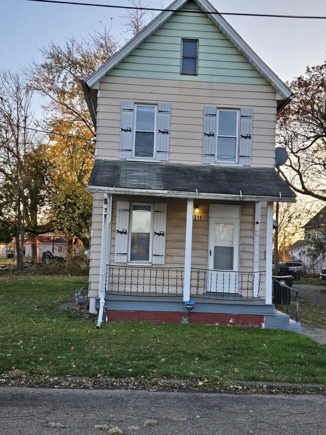 Photo - 1318 4th St NE House