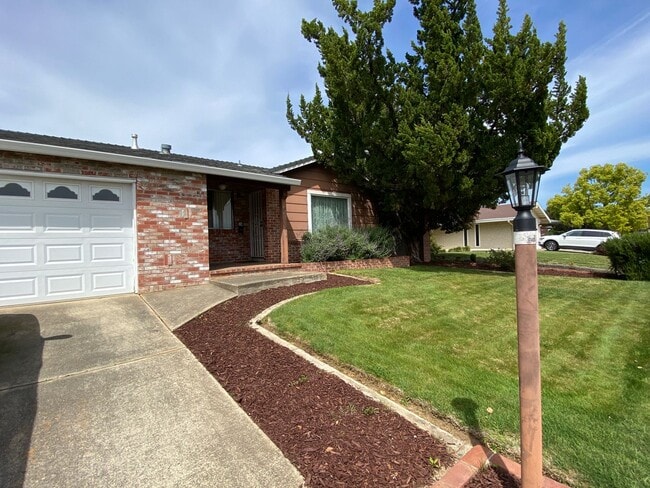 Building Photo - Charming 3 Bed, 2 Bath - Quiet Neighborho... Rental
