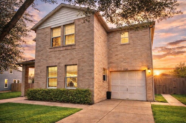 Building Photo - 4 Bed 2.5 Bath NEW MANAGEMENT!!!