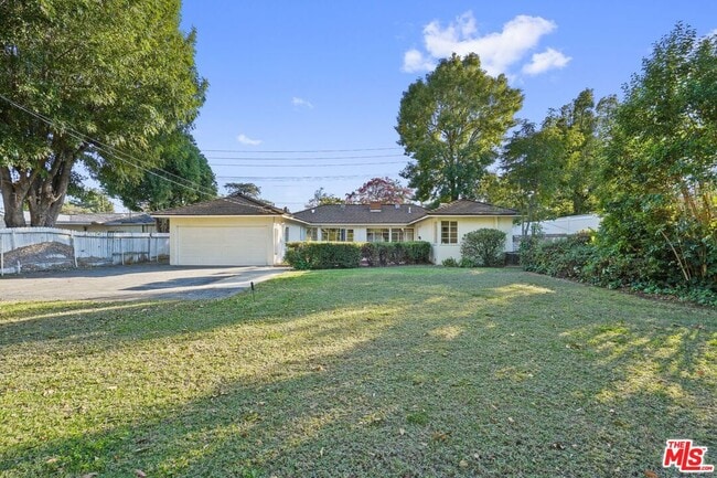Photo - 15471 Victory Blvd Casa