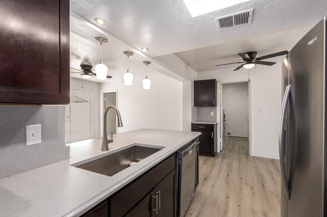 Building Photo - 302 W Kristal Way Rental