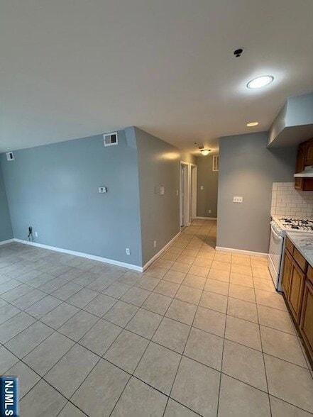 Photo - 358 Hawthorne Ave Unidad 356