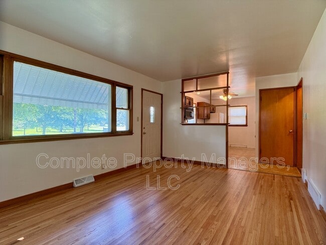 Photo - 1517 Margaretha Ave