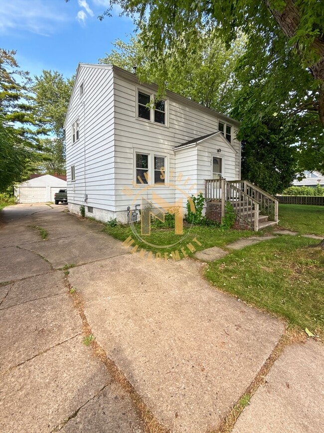Building Photo - 538 Morris Ave Unit Upper Rental
