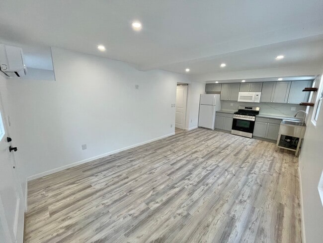 Building Photo - Stunning Ocean & Bay View Two-Story Home on the Long Beach Peninsula Unit 45 1/2 65th Pl - Apt A