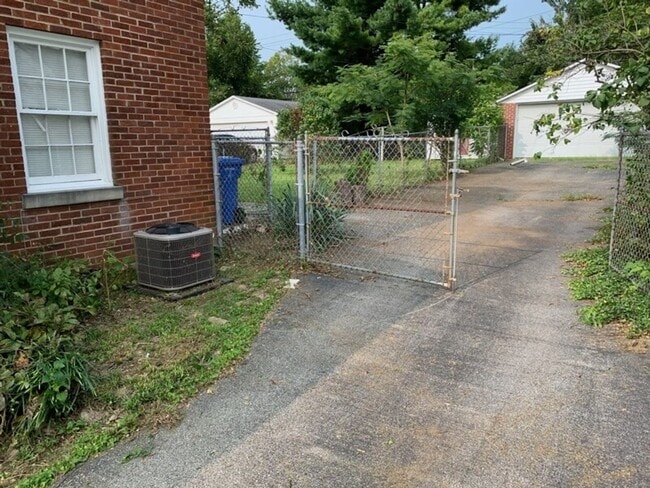 Photo - Duplex located close to UK, Downtown or St Joe Hospital   20260716