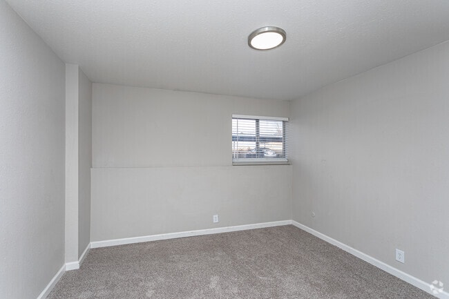 2BR, 1BA - 987SF