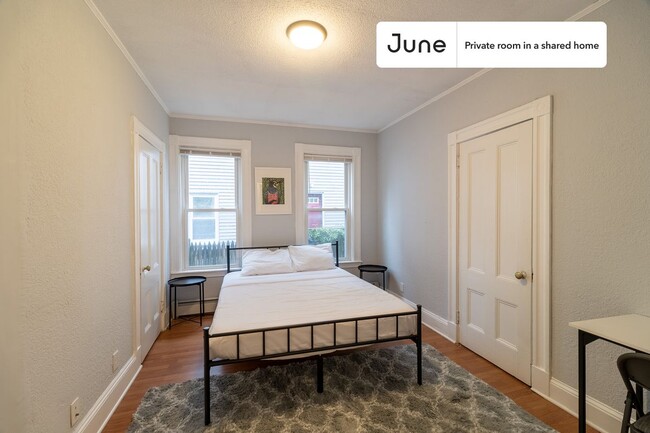 Building Photo - Private bedroom in 3 bed/1 bath Home