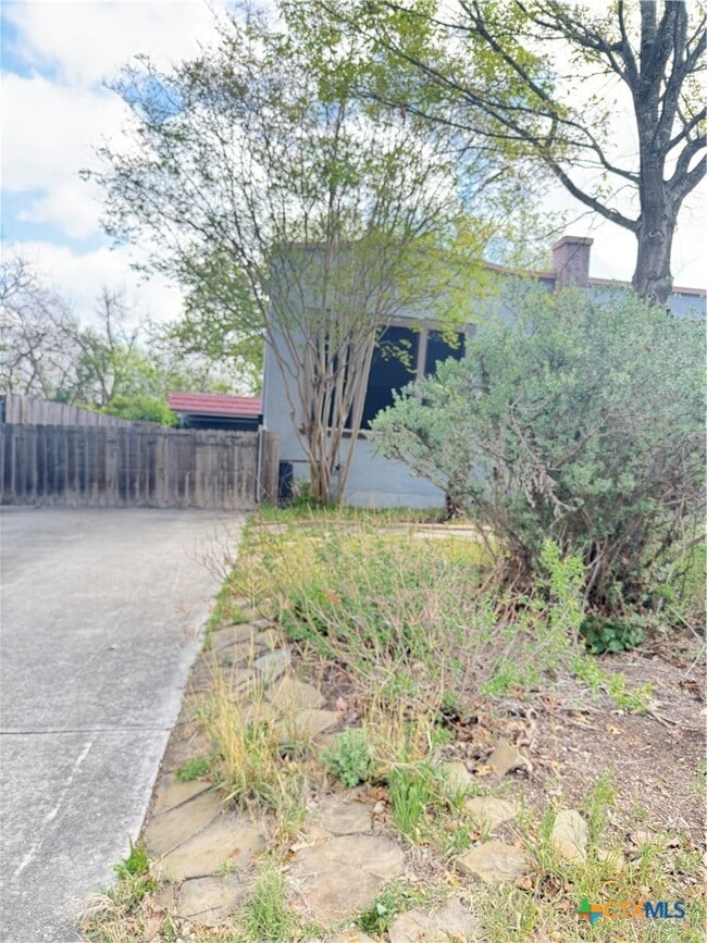 Building Photo - 365 S Sycamore Ave