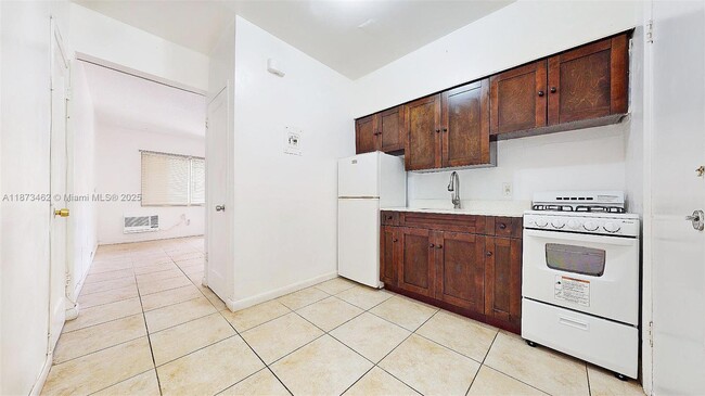 Building Photo - 2499 SW 27th St Unit 7 Rental