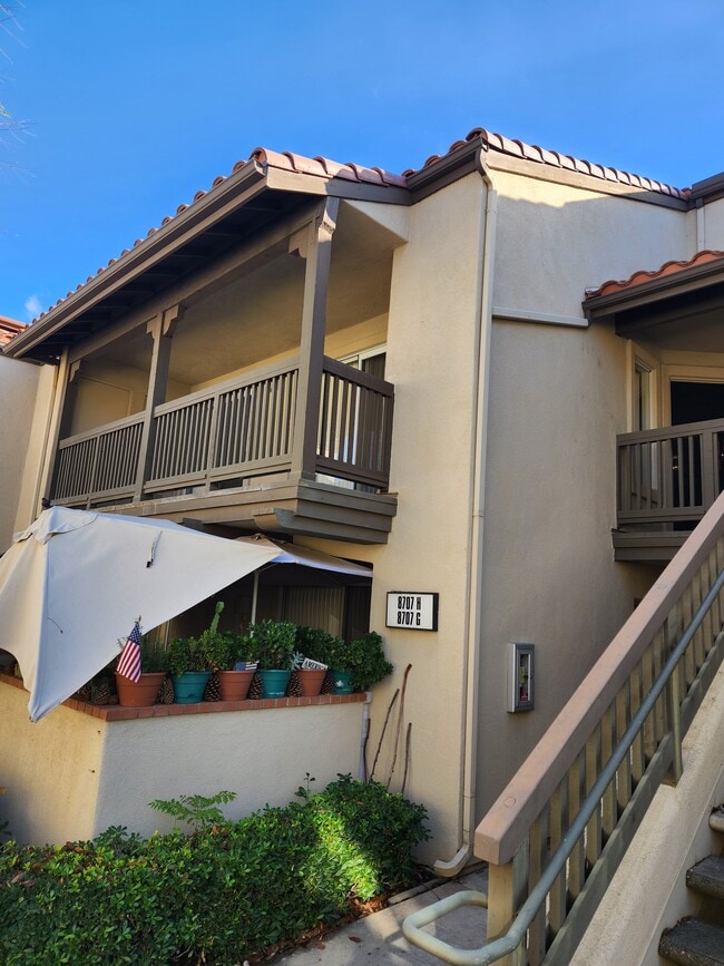 Building Photo - 8707 E Indian Hills Rd Unit H