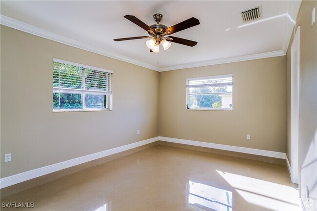 Building Photo - 300 East 10th Street Rental