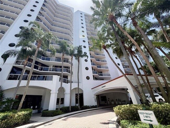 Building Photo - 3610 Yacht Club Dr Unit 602