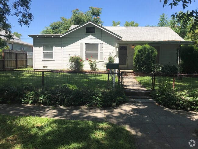 Building Photo - Cute 2 Bed / 2 Bath Home For Rent in Oroville