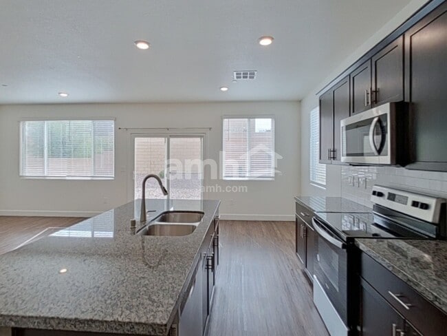 Photo - 668 N Water St