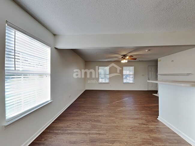 Photo - 160 Camforth Dr
