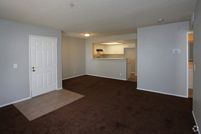 2BR, 2BA - 1056 SF